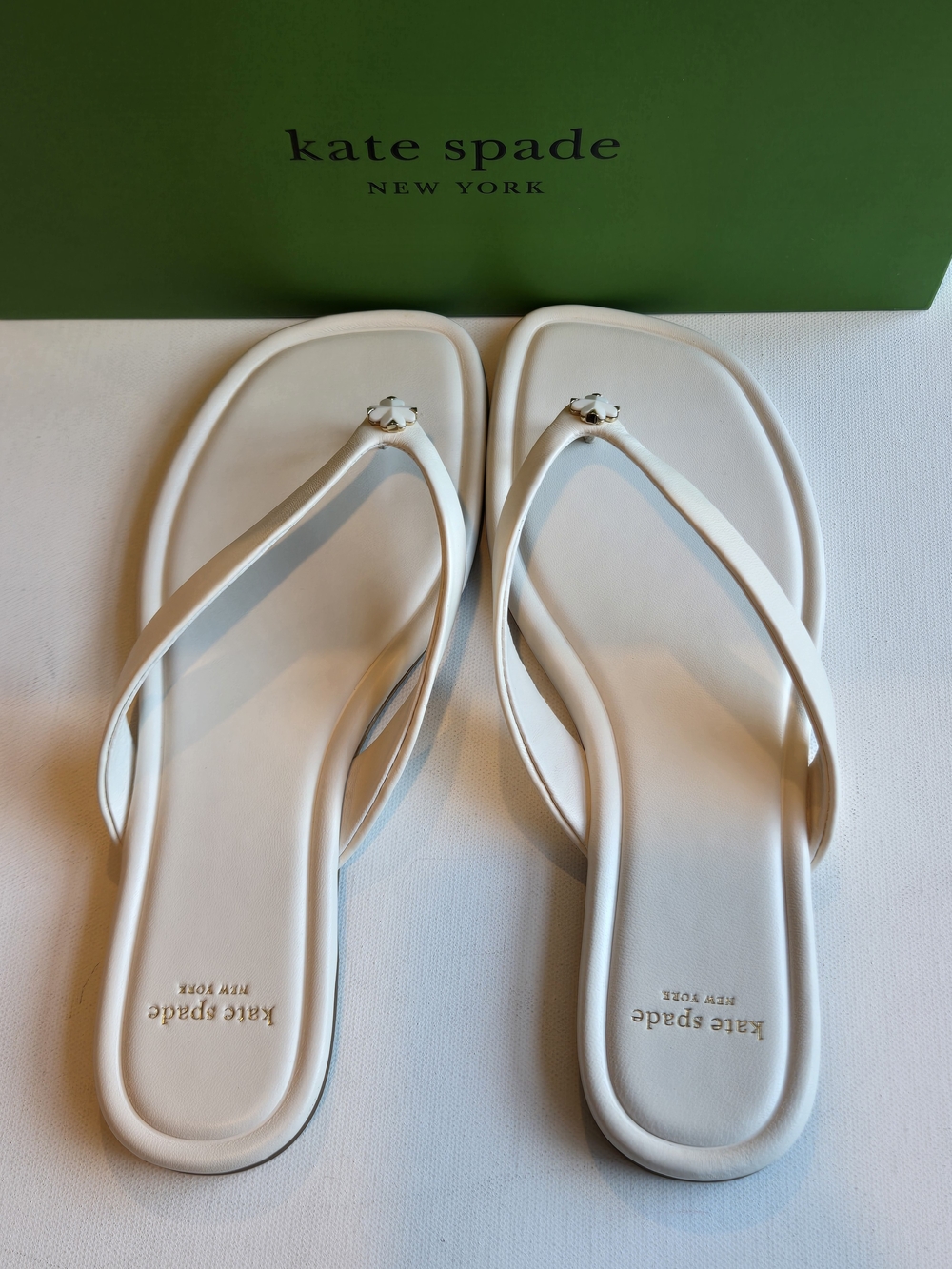 NWT kate spade New York Smooth Leather Floral Flip Flop Sandal in Milk Size 9 - Picture 3 of 8